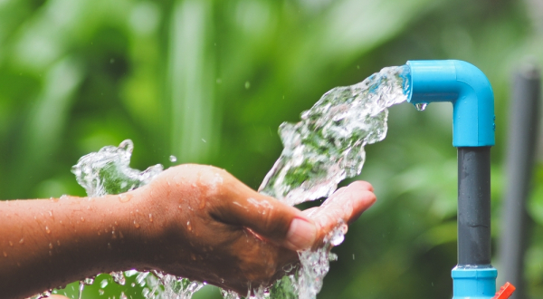 main sous un robinet d'eau qui coule