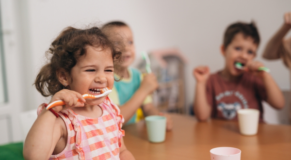 enfants qui se lavent les dents