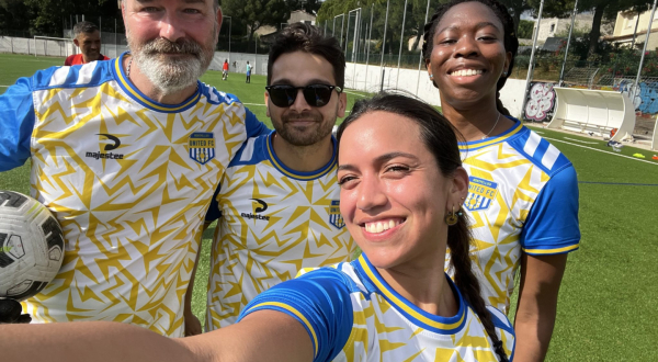 joueuse et joueurs du Montpellier United FC ballon terrain 