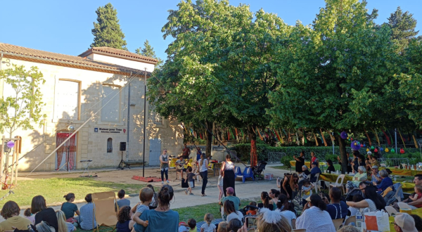 un spectacle dans le parc