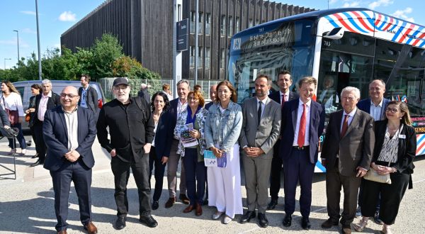 Les élus devant le Bustram