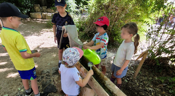 les enfants qui jouent avec l'eau 