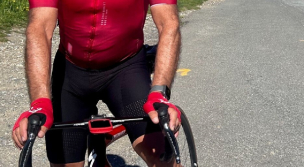 route montagne ciel bleu Patrick Hosotte sur son vélo 