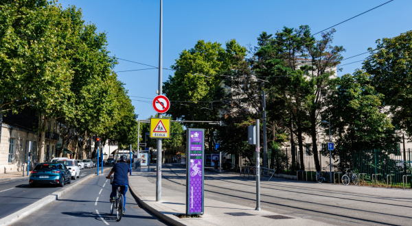 Cycliste sur piste cyclable