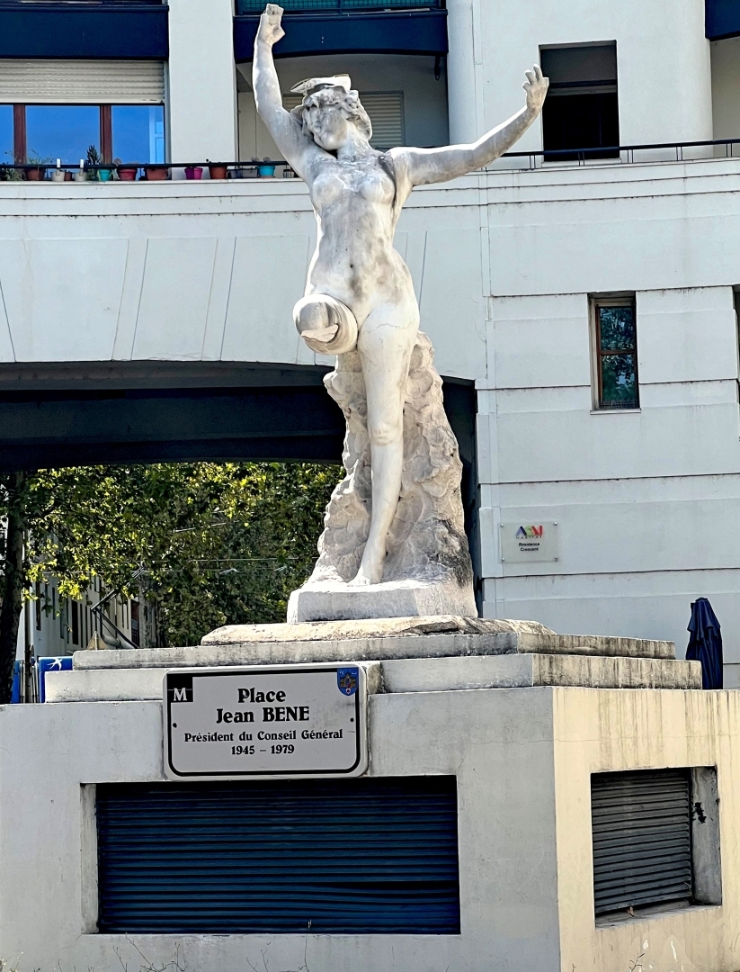 la statue endommagée