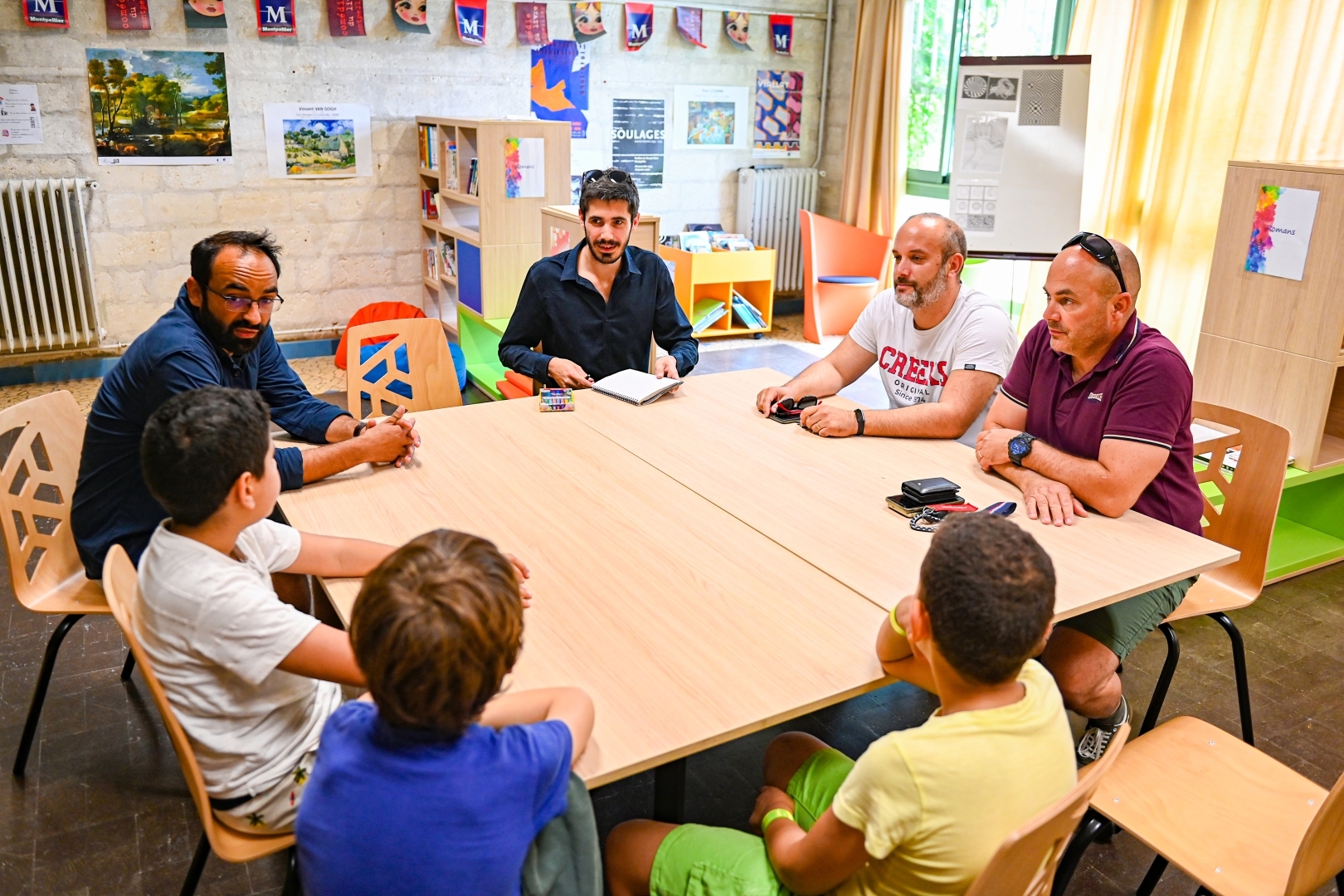 Les enfants du Bureau des idées discutent avec les techniciens d ela Ville de Montpellier. 