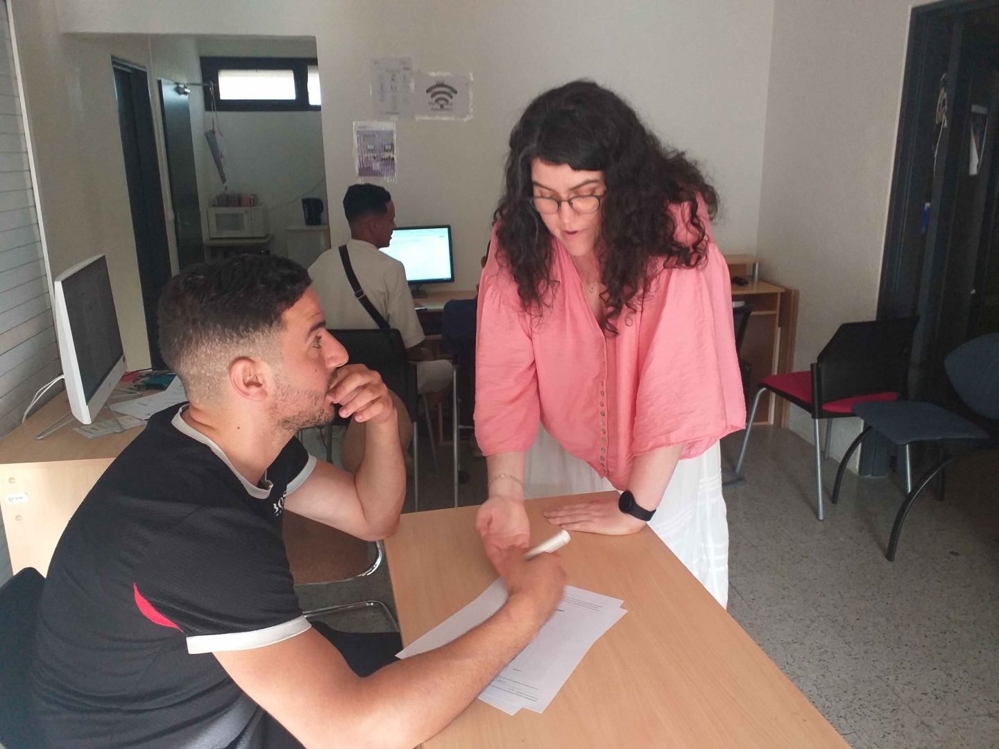 Gharib révise son examen avec l'aide de Margaux Tornaré, de l'association AVEC. 