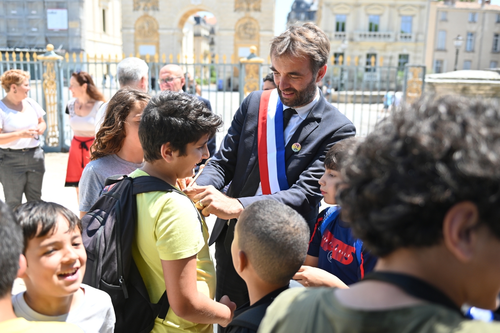 Michaël Delafosse, maire de Montpellier avec des enfants lors de la fête des écoles. 