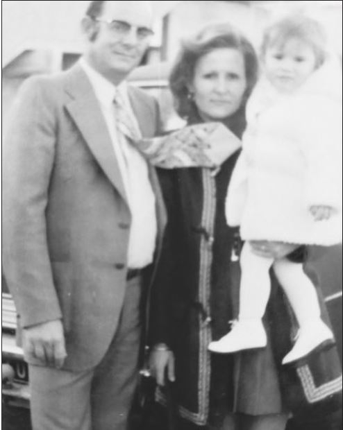 Véronique Papay dans les bras de ses parents le jour de son baptême