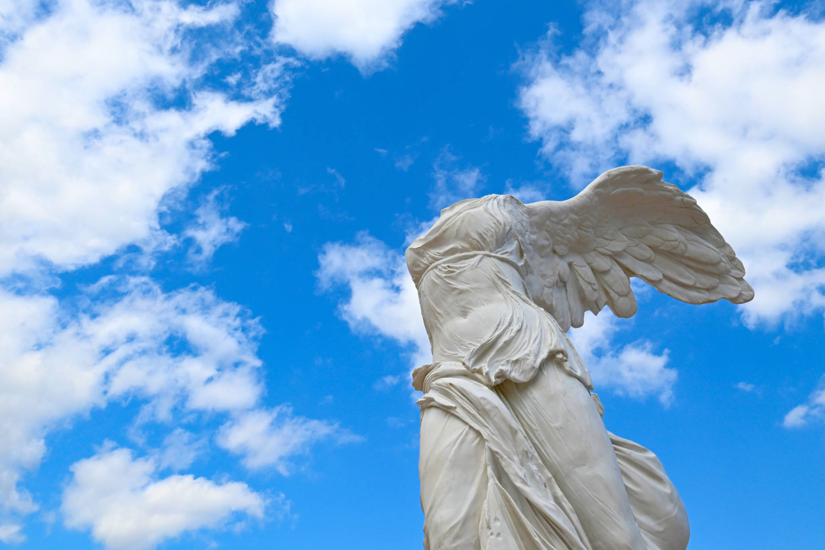 Statue de la Victoire de Samothrace sur fond de ciel bleu