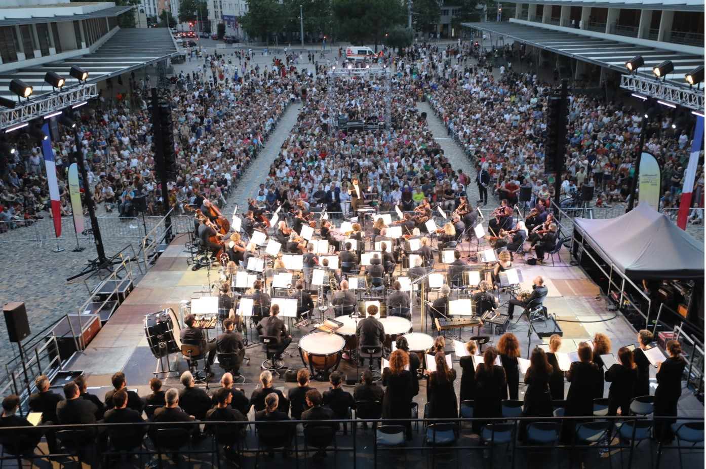 Vu d'en haut, concert de l'Orchestre national Montpellier Occitanie, sur le parvis de l'Hôtel de Ville, place Georges Frêche, le 14 juillet 2023