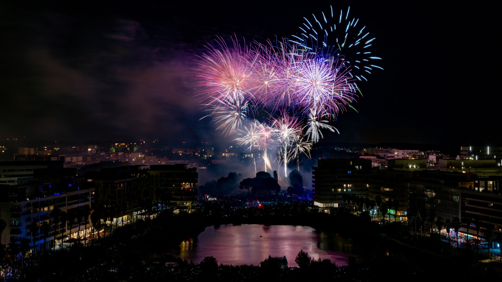 Feu d'artifice de Montpellier, tiré depuis le parc Georges Charpak, le 14 juillet 2023