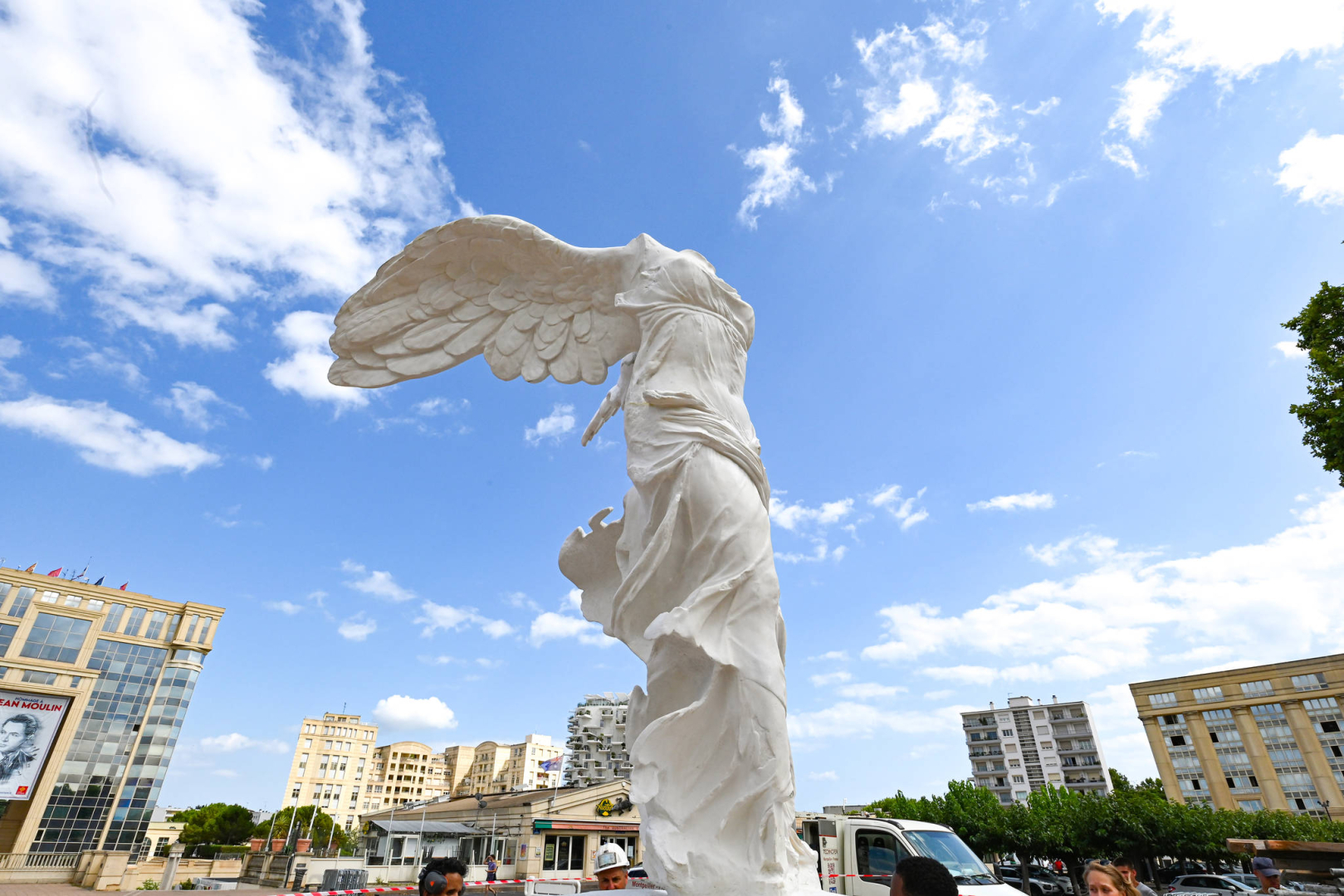 Statue de la Victoire de Samothrace de retour sur l'Esplanade de l'Europe