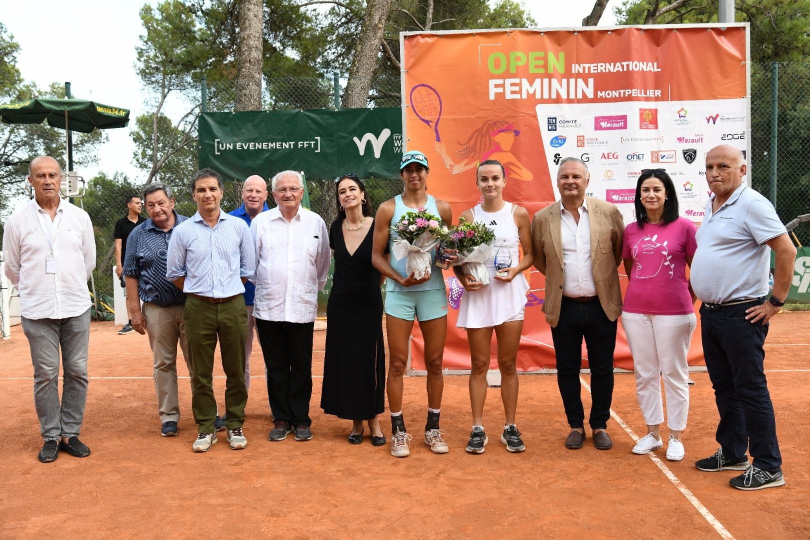 Remise du trophée aux deux finalistes.