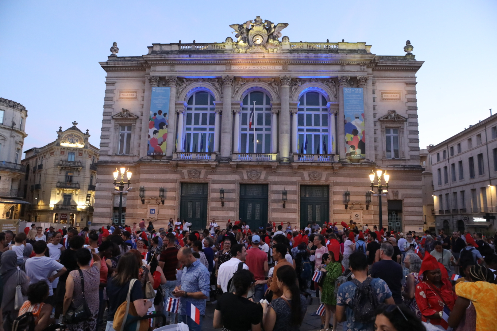 Distribution de flambeaux aux enfants, sur le parvis de l'Opéra Comédie, le 13 juillet 2023  