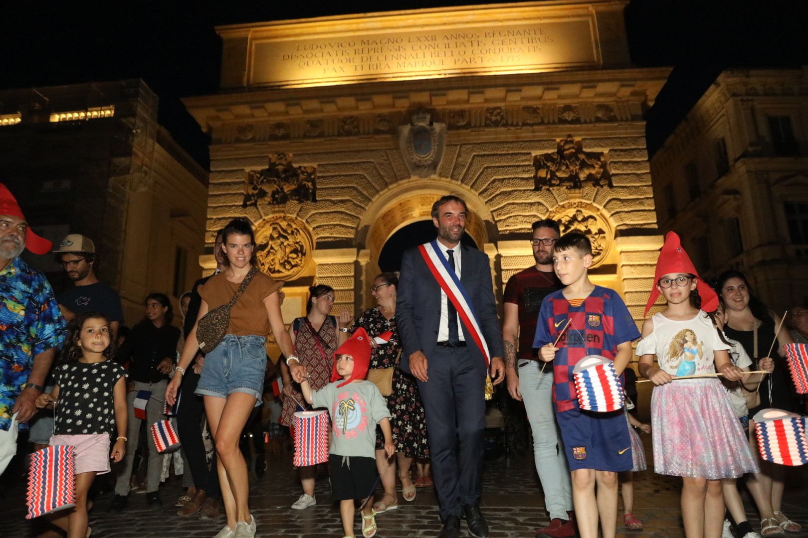 Cortège passant devant l’Arc de triomphe, avant son arrivée sur l'esplanade du Peyrou, le 13 juillet 2023