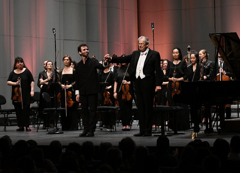 Salutations de Michael Schønwandt à la fin du concert