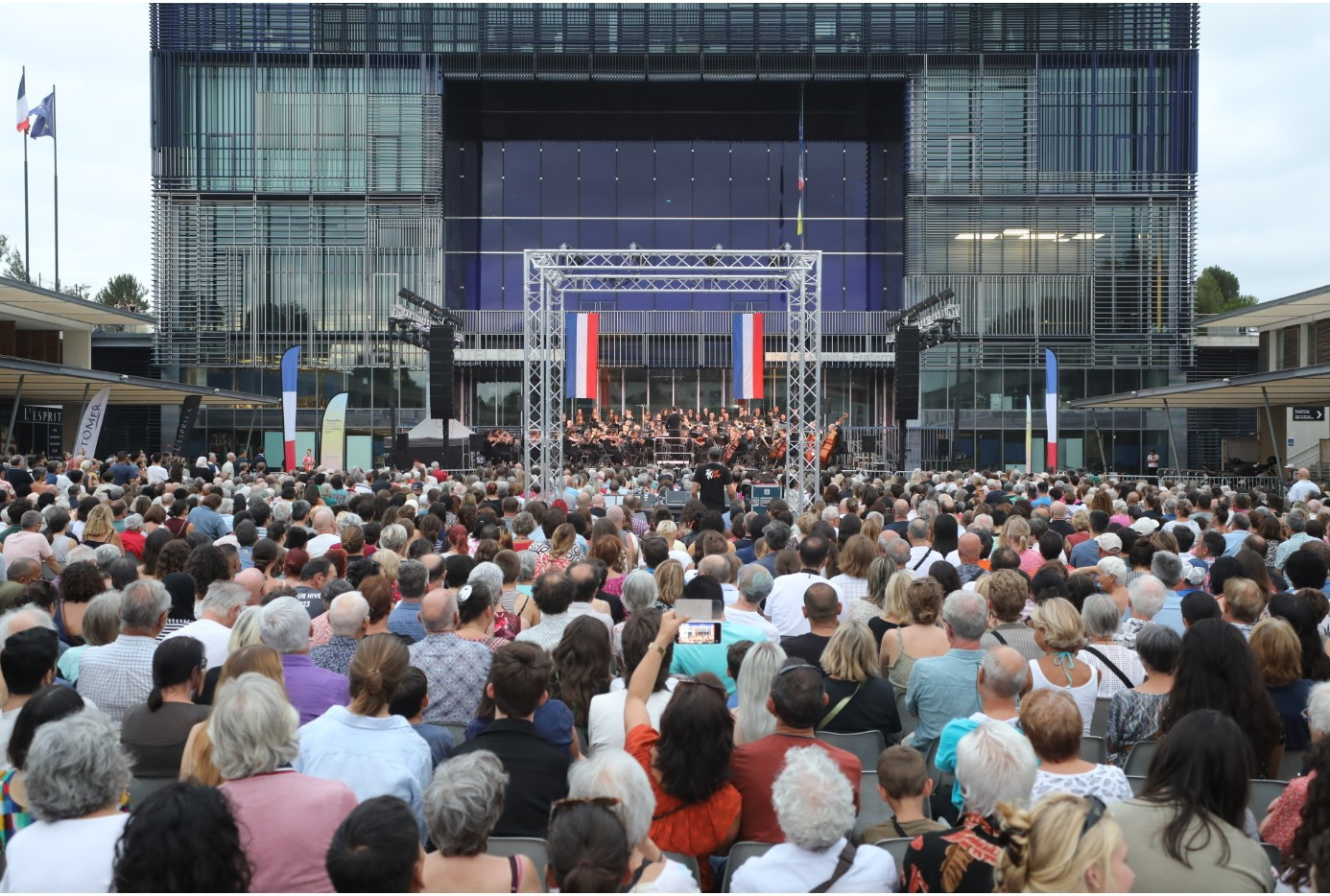 - Concert de l'Orchestre national Montpellier Occitanie avec 80 choristes (direction Pierre Dumoussaud), sur le parvis de l'Hôtel de Ville, place Georges Frêche, le 14 juillet 2023