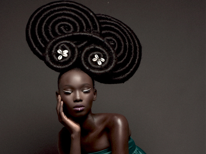 Femme camerounaise à la superbe coiffure