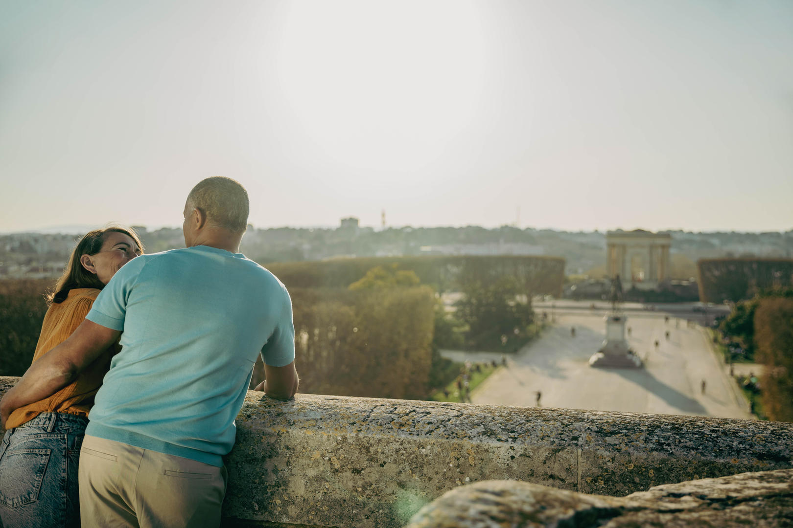 Couple sur la terrasse de l'Arc de triomphe de Montpellier dominant le Peyrou