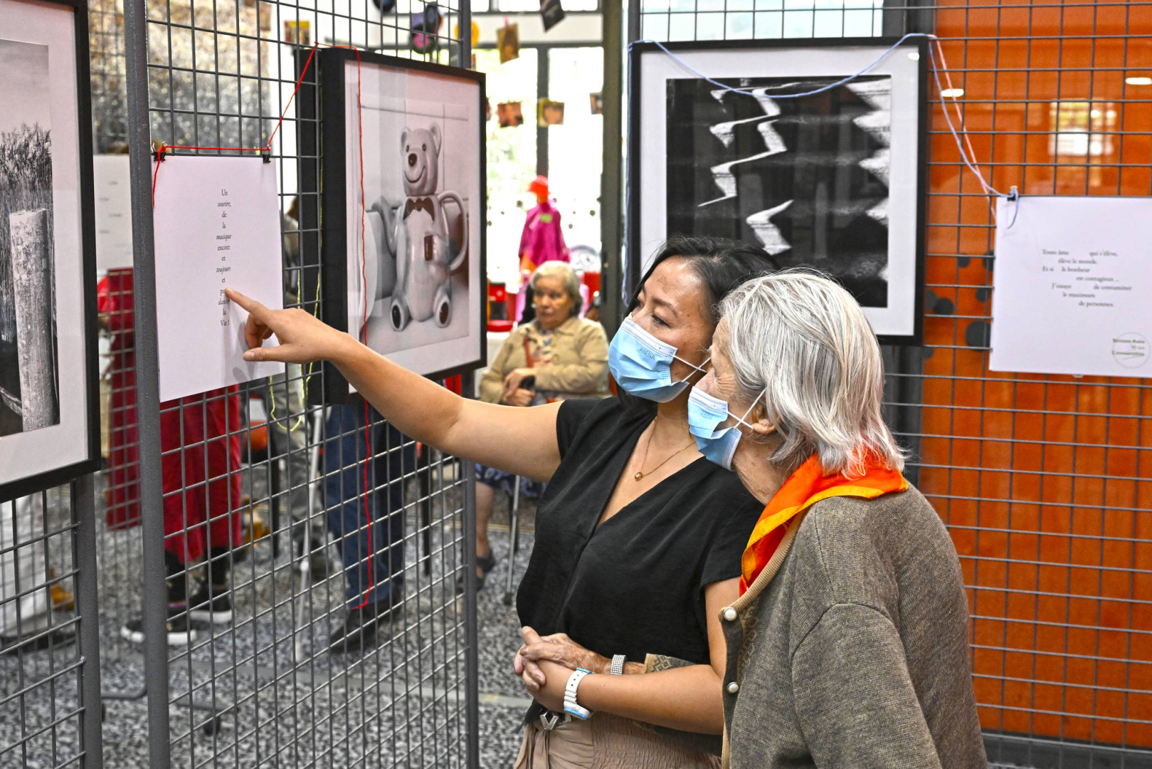 Deux personnes regardent l'exposition photo à l'EHPAD Gauffier