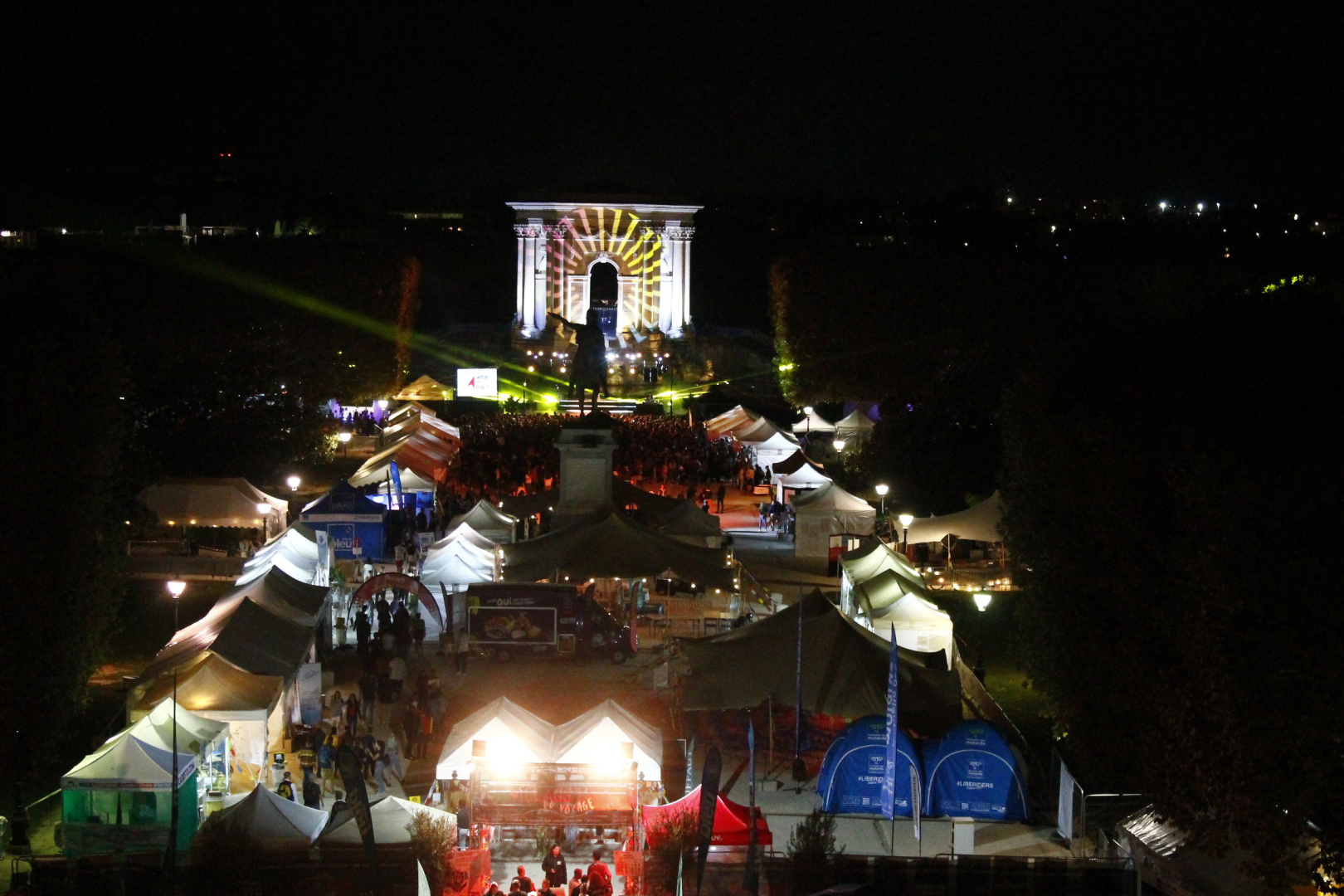 Vue aérienne de la Place du Peyrou en nocturne avec les installations du festival what a trip