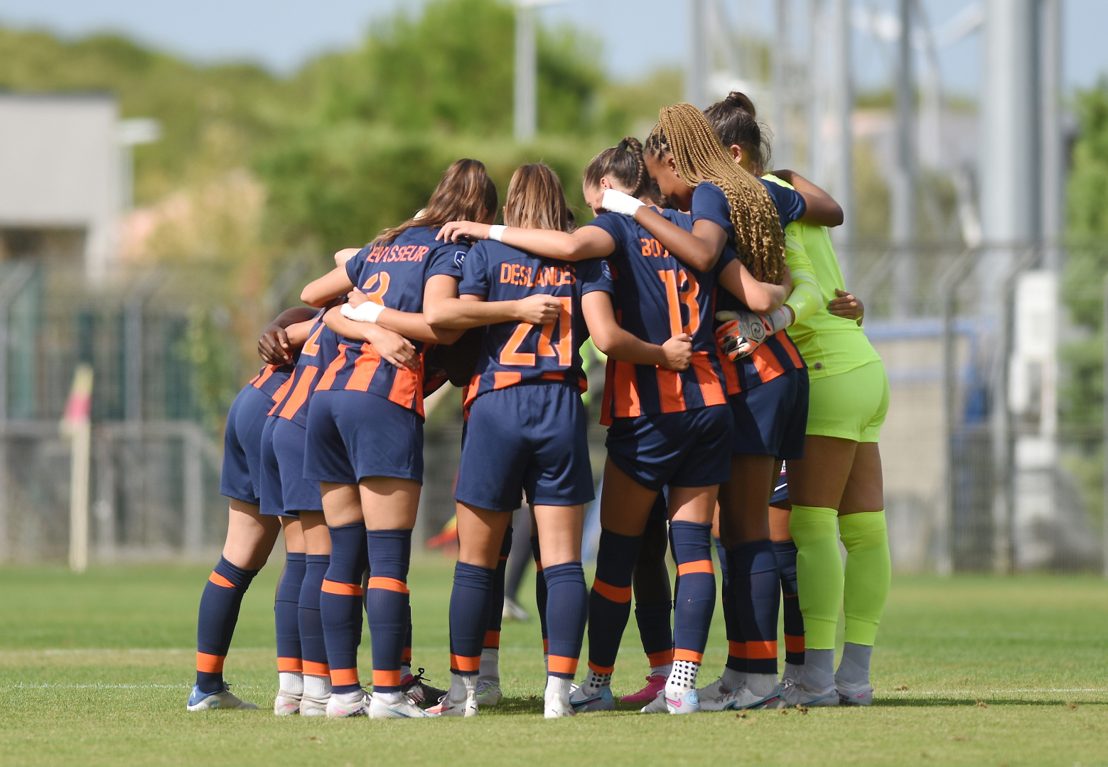 Les footbaleuses se congratulent au mileu de la pelouse