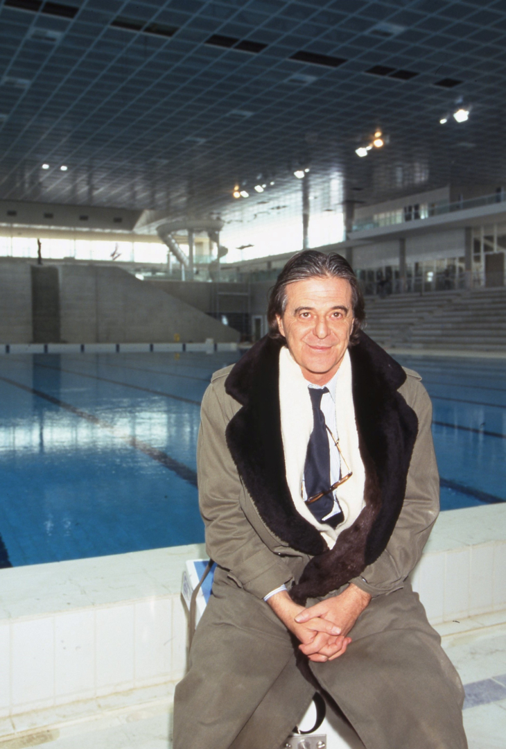Ricardo Bofill devant le bassin de la piscine olympique en 1996. 