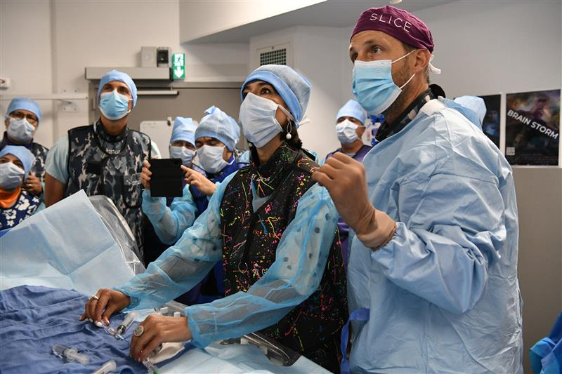 Photo de la directrice du CHU et d'un docteur