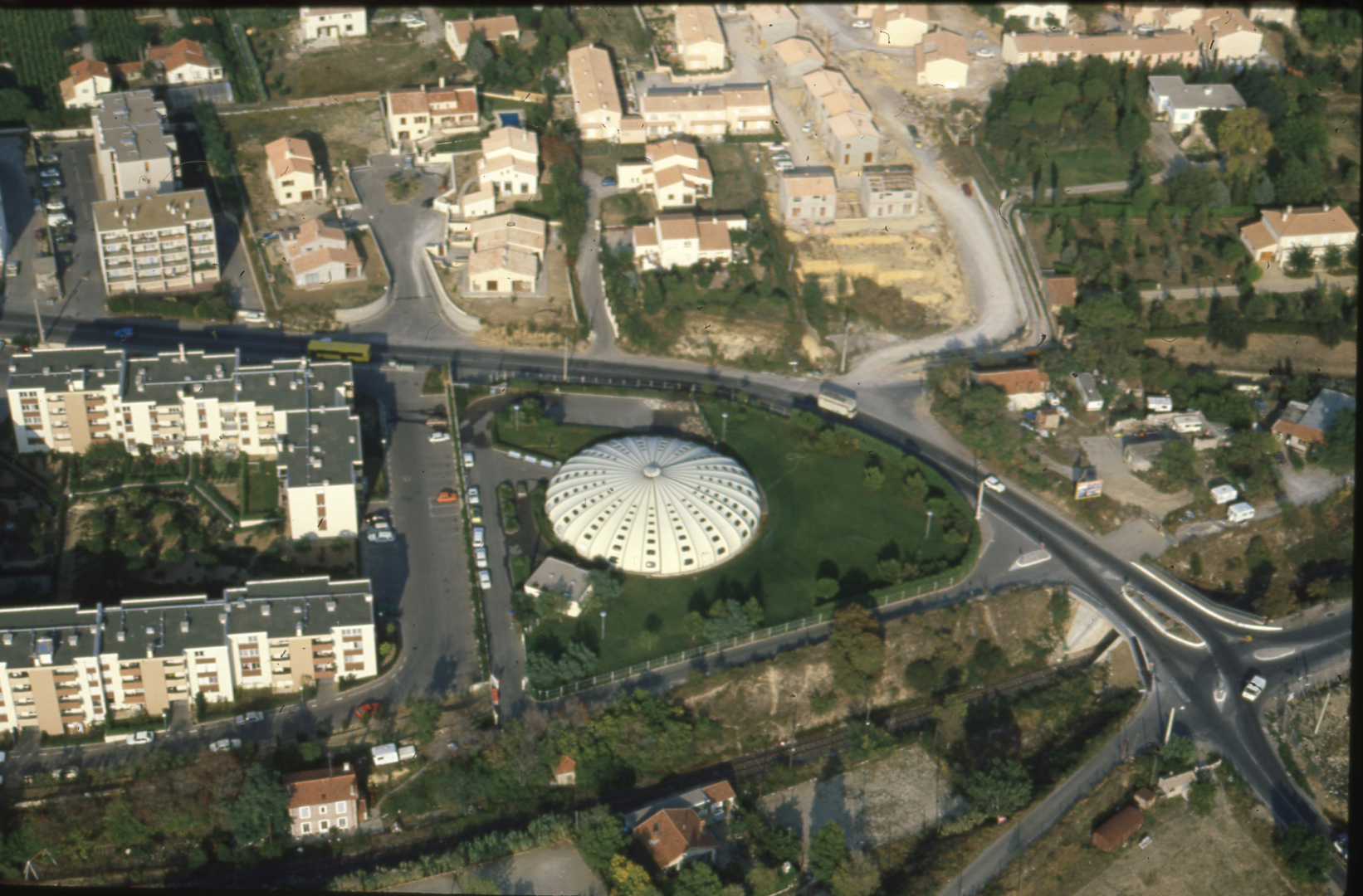 Photo aérienne de la piscine Jean Vivès dans les années 70