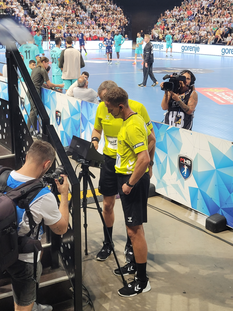 Les arbitres analysent les images du match MHB-Barcelone grâce au dispositif d'assistance vidéo de VOGO 