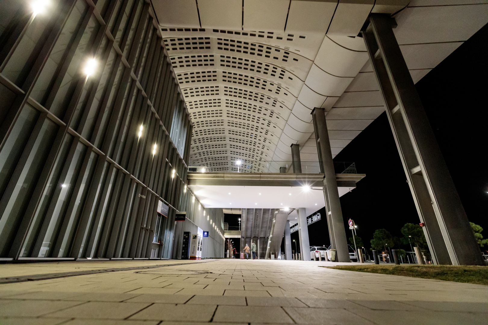 Image de la gare éclairée de nuit