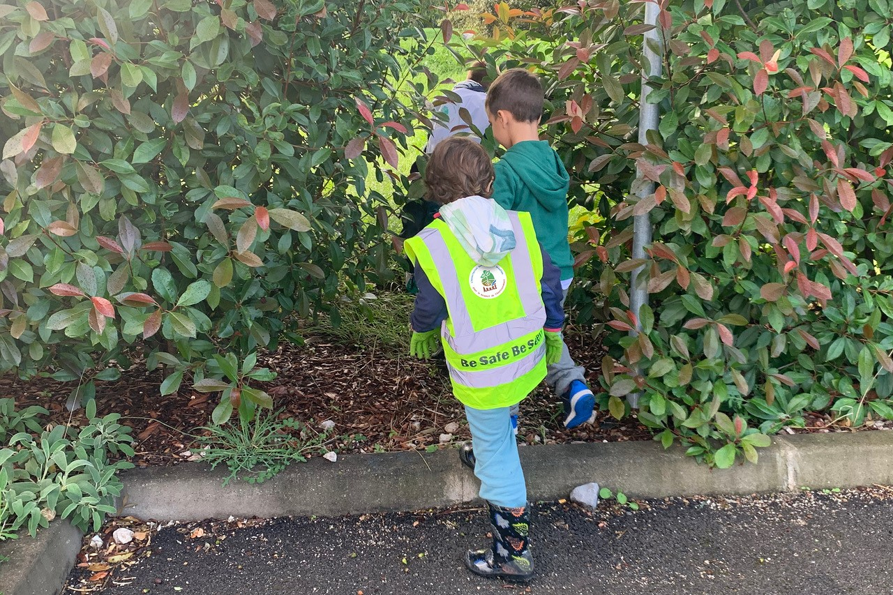 Enfants ramassent déchets