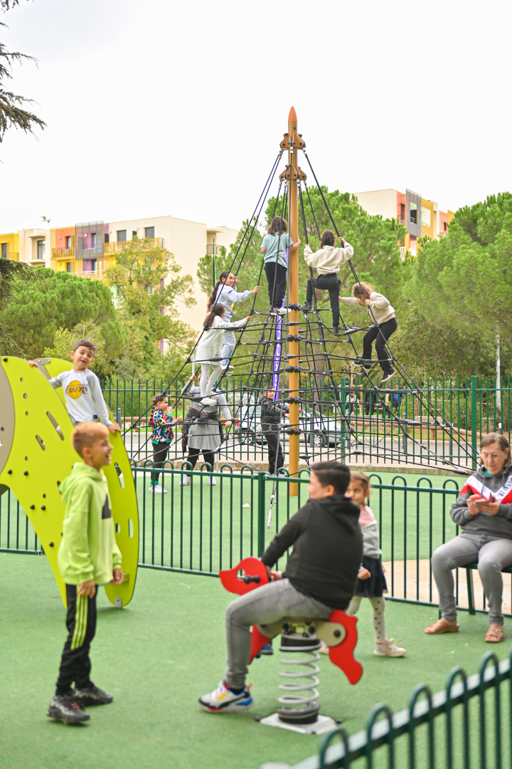 Enfants dans l'aire de jeux résidence Jupiter à Montpellier. 