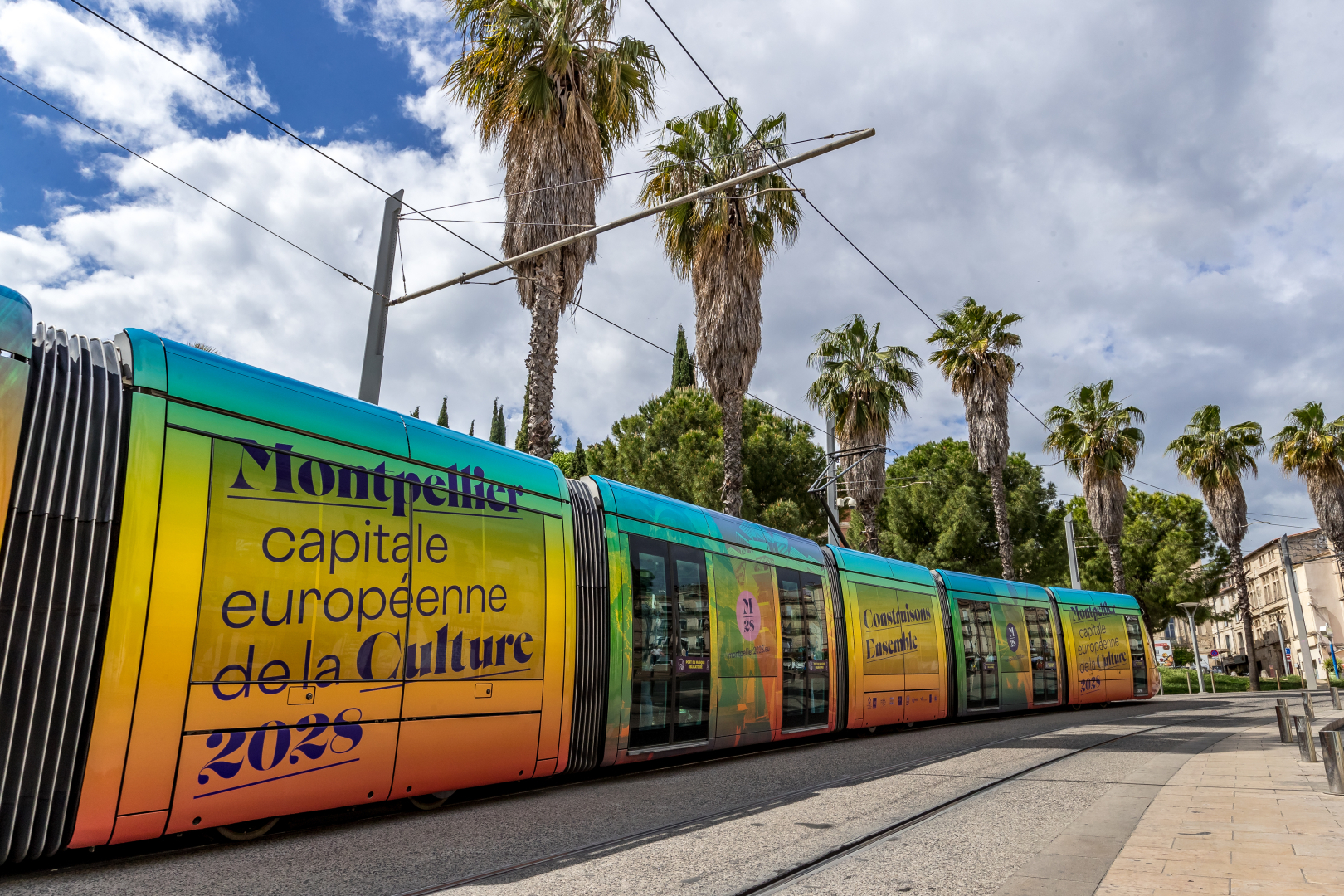 Tramway de Montpellier aux couleurs de Montpellier capitale européenne de la culture. 