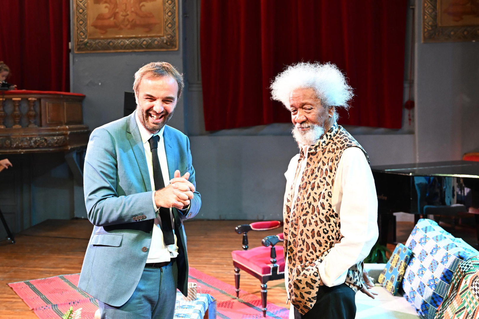 Le maire de Montpellier Michaël Delafosse et Wole Soyinka à l'Opéra Comédie. 