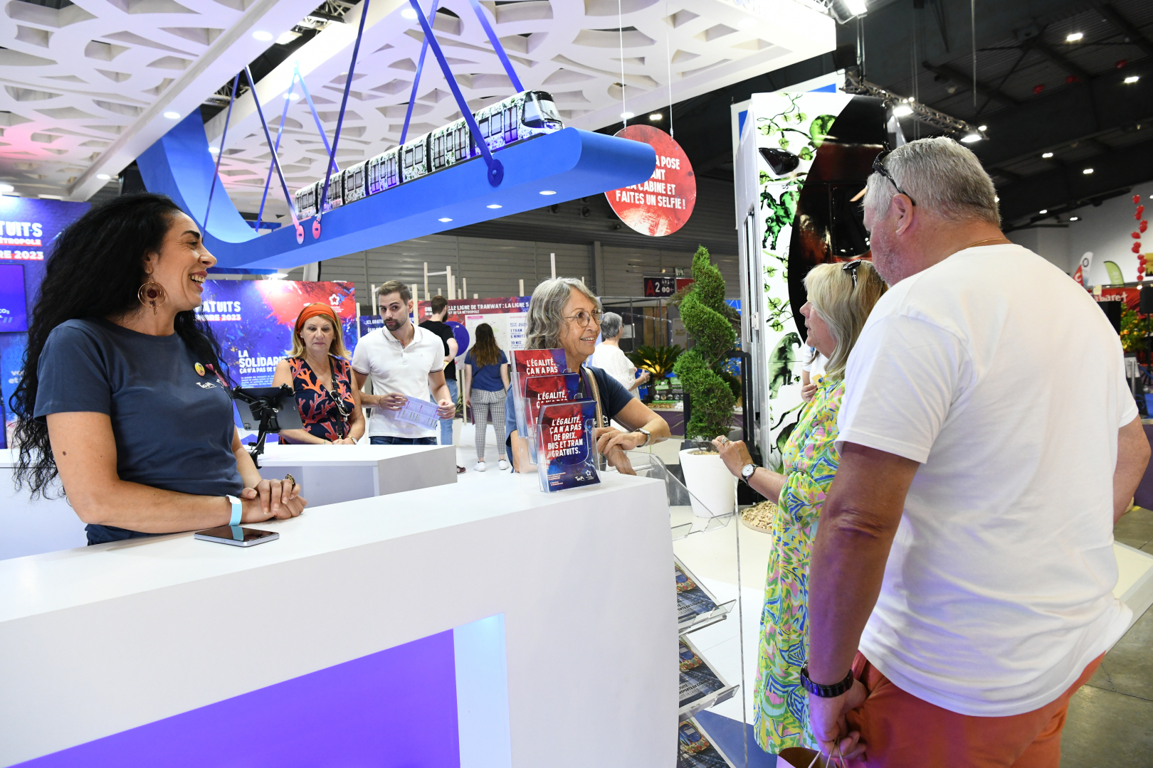 Personnes sur le stand de la Ville et la Métropole