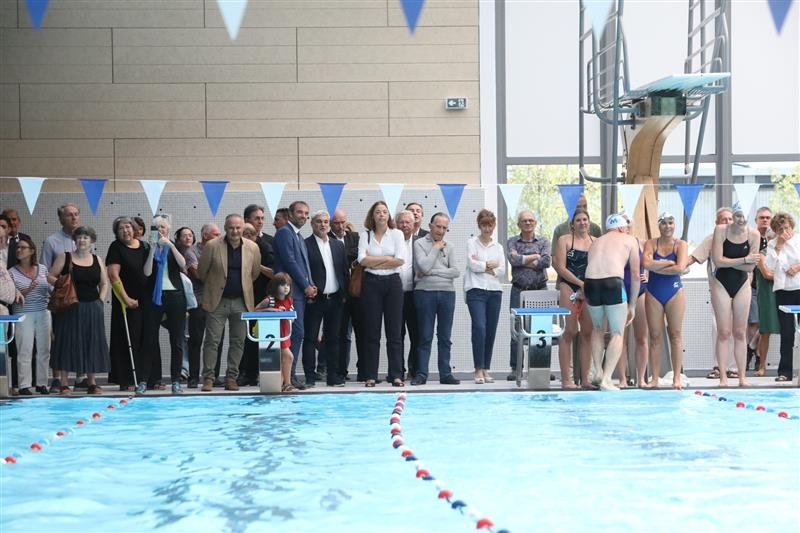 Premières nages dans la piscine