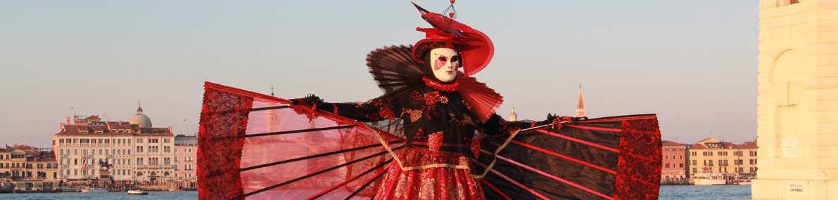 Vue de venise avec un personnage du carnaval