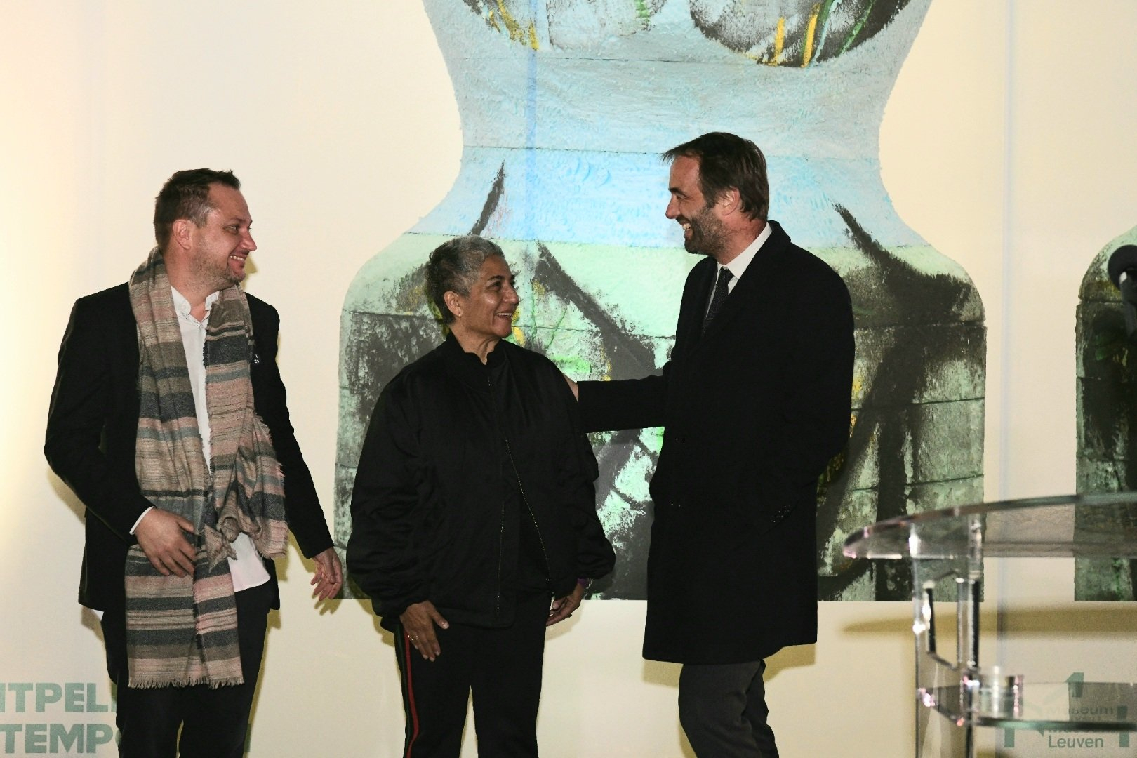 Vernissage de l'exposition, Huma Bhabha aux côtés de Michaël Delafosse, maire de Montpellier et de Numa Hambursin, directeur du MO.CO.
