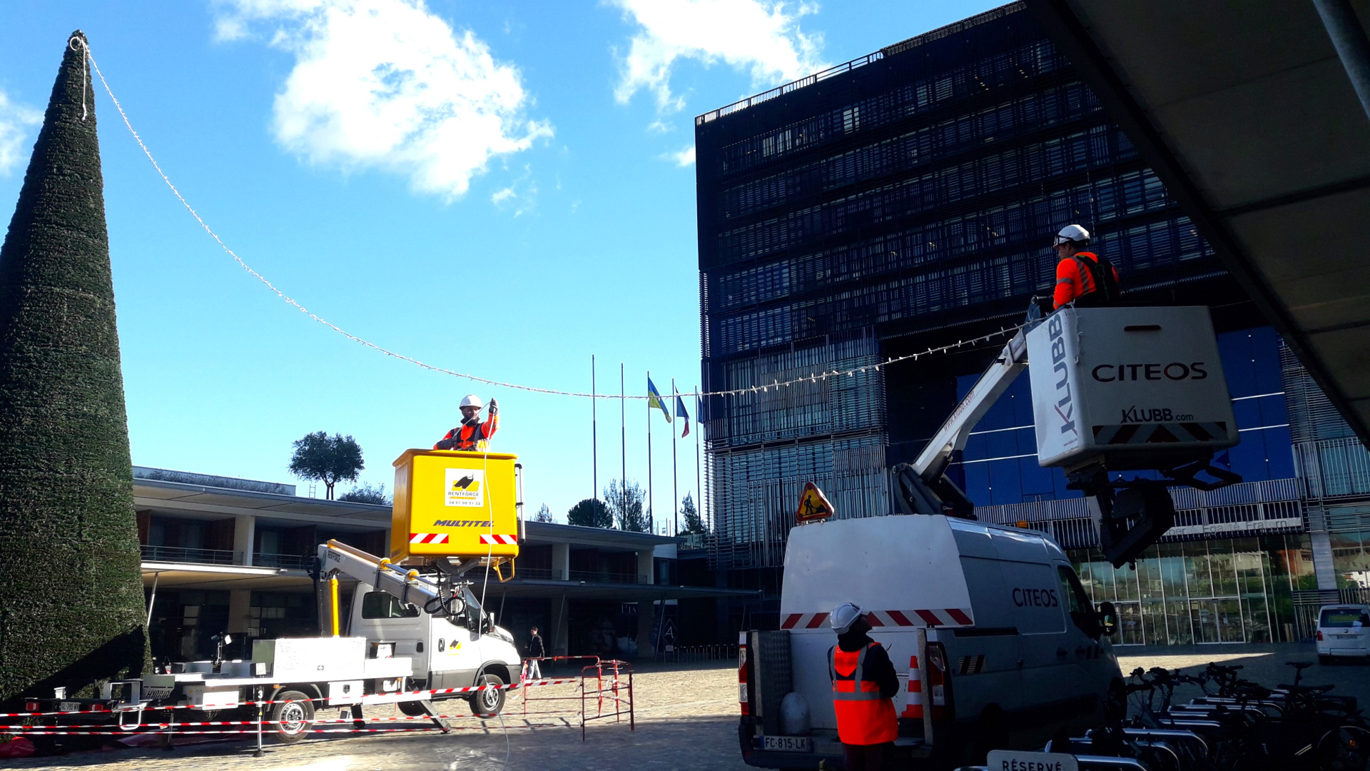 Installation du sapin et des lumières sur le parvis de l'hôtel de Ville