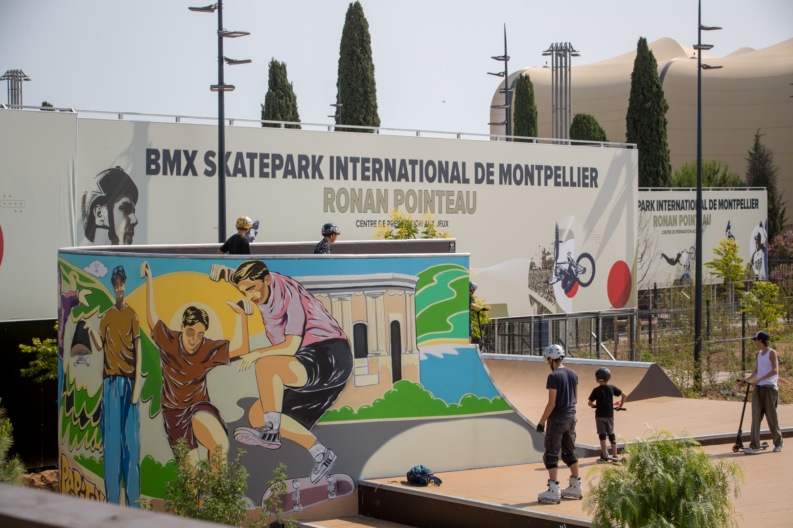 L’artiste contemporain de renommée internationale Mode.2 a réalisé la fresque bordant l’entrée du BMX skatepark