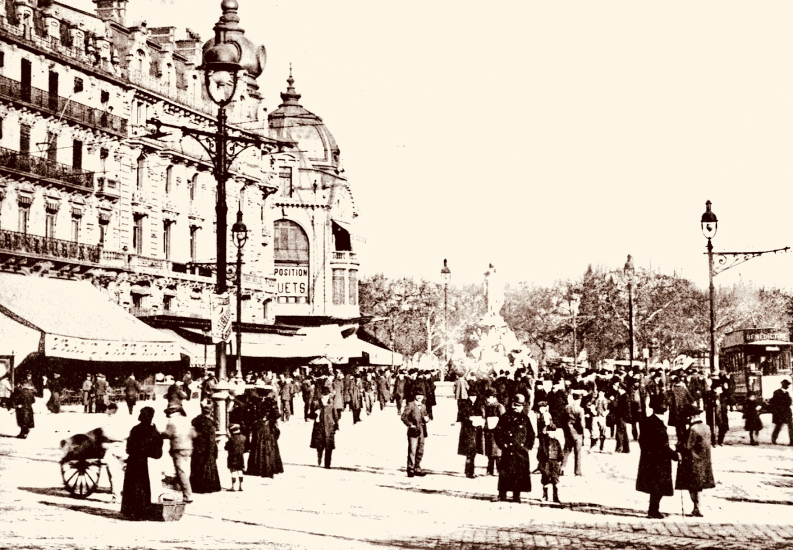 La place de la Comédie, vers 1900. Au fond, les Nouvelles Galeries et la grande réclame "Exposition de jouets"