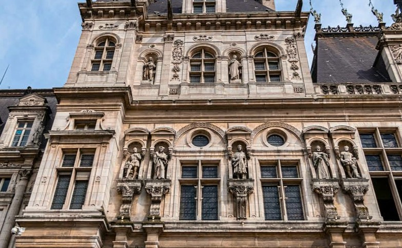 Les statues en façade de l'hôtel de Ville de Paris
