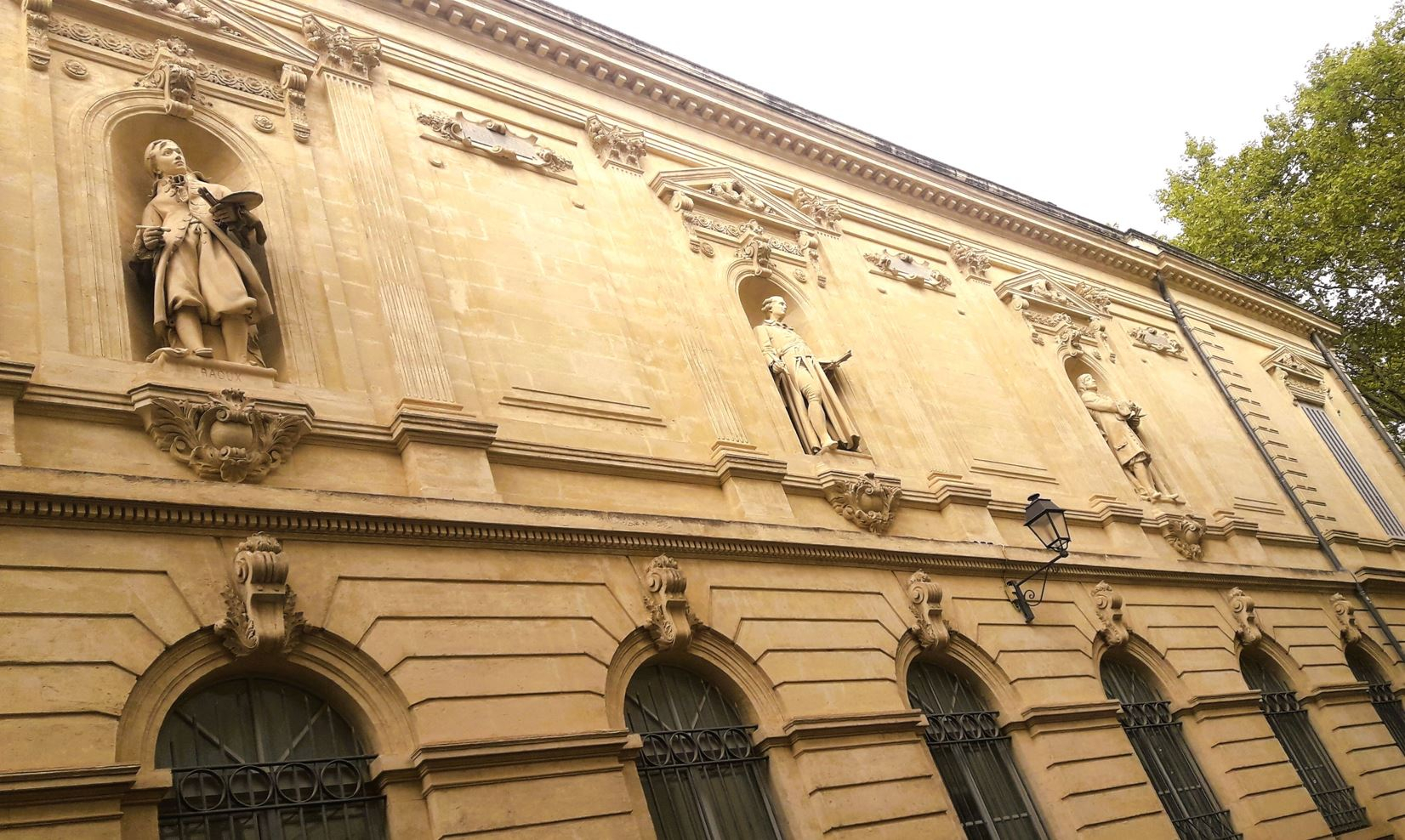 Façade latérale du musée Fabre, rue Montpelliéret avec les trois statues