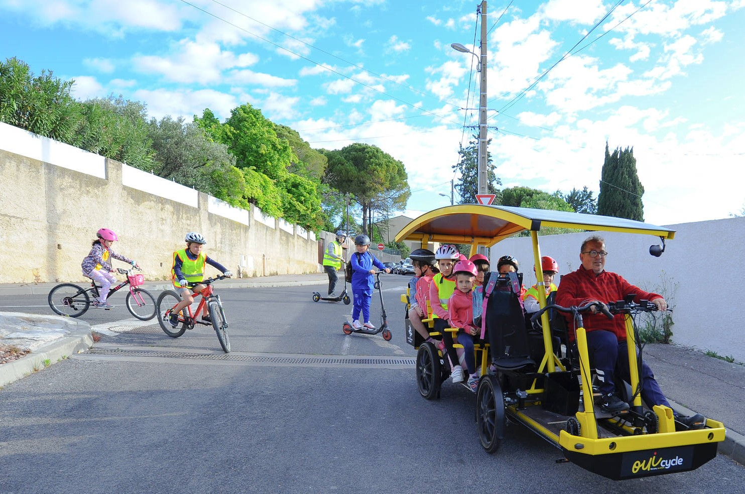 Quadricycle qui amène les enfants à l'école à Saint-Georges d'Orques