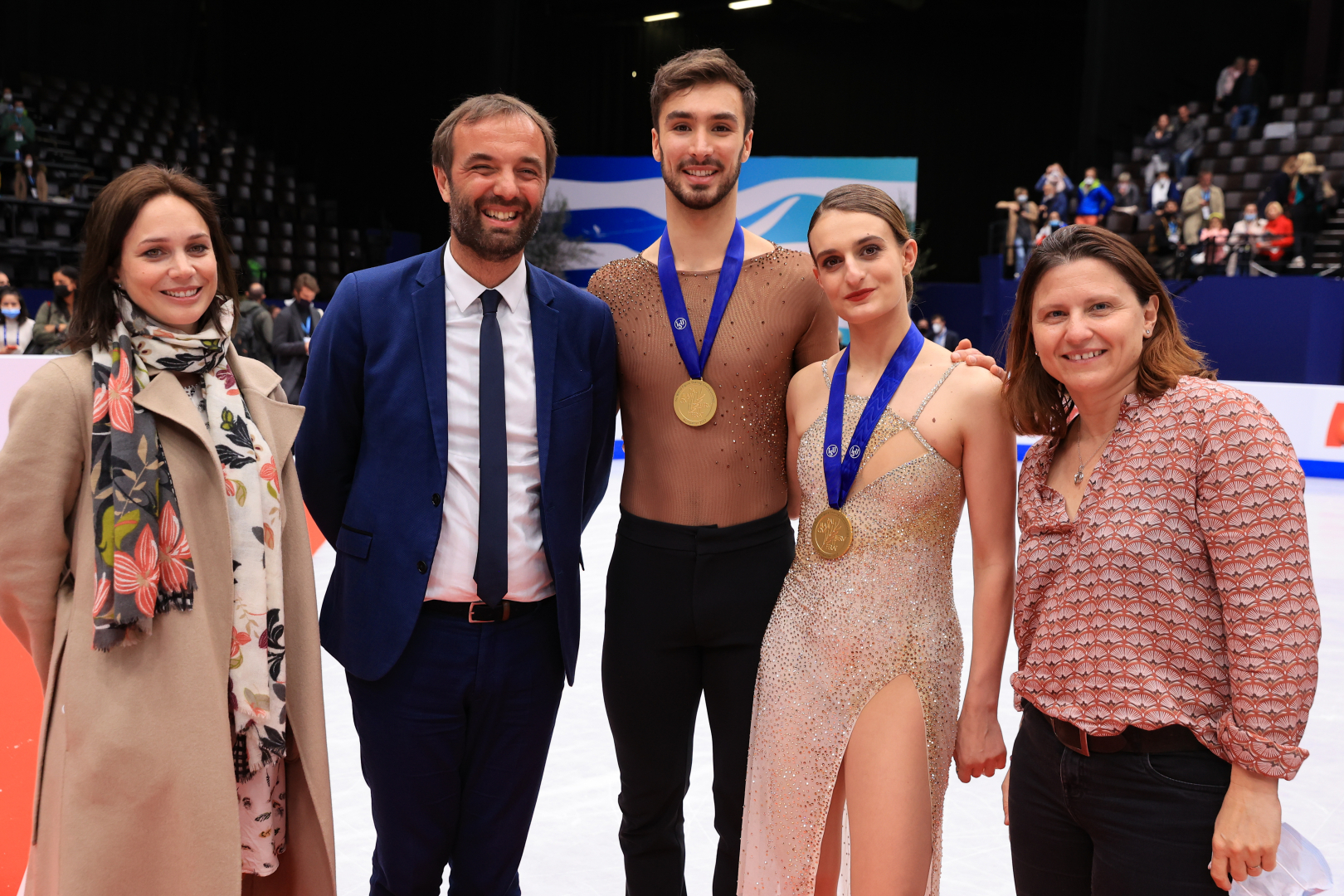 Gabriella Papadakis et Guillaume Cizeron, sacrés champions du monde de danse sur glace à Montpellier, en compagnie du maire, Michaël Delafosse, d'Amélie Oudéa-Castera, ministre des sports et de Nathalie Péchalat, ex présidente de la fédération française des sports de glace