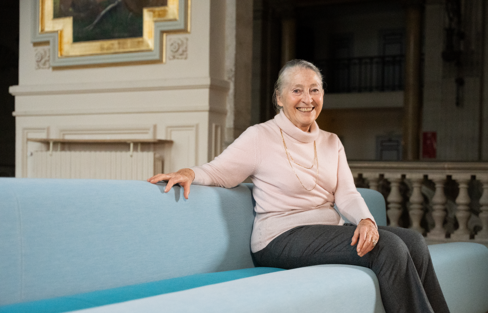 Maïa Paulin au foyer de l’opéra Comédie, sur un des fauteuils dessinés par son mari Pierre Paulin