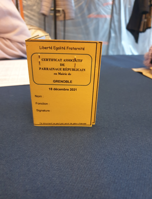 Un exemplaire de certificat de parrainage républicain délivré par la mairie de Grenoble
