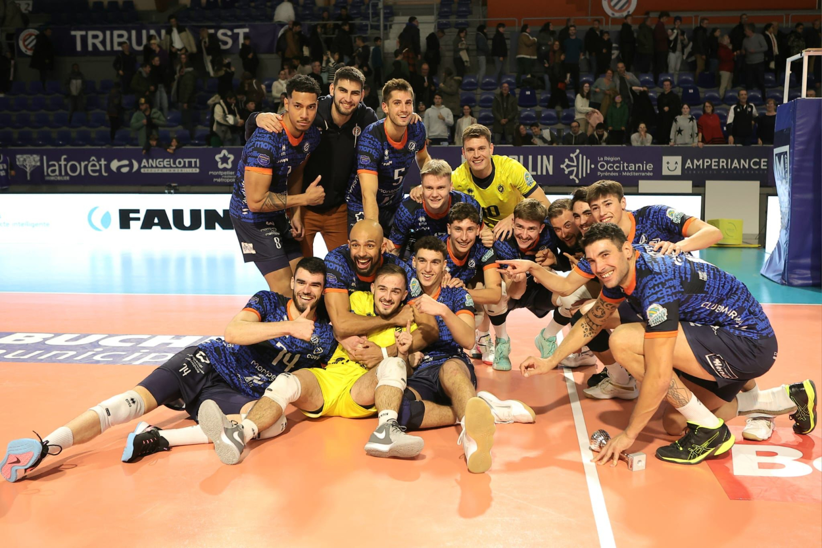 Photo de l'équipe du Montpellier volley sur le parquet de Chaban Delmas